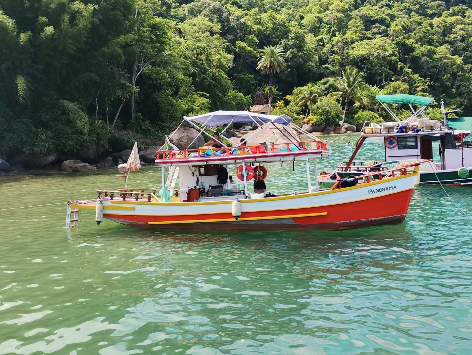 Barco Panorama navegando proximo a mata atlantica em Paraty