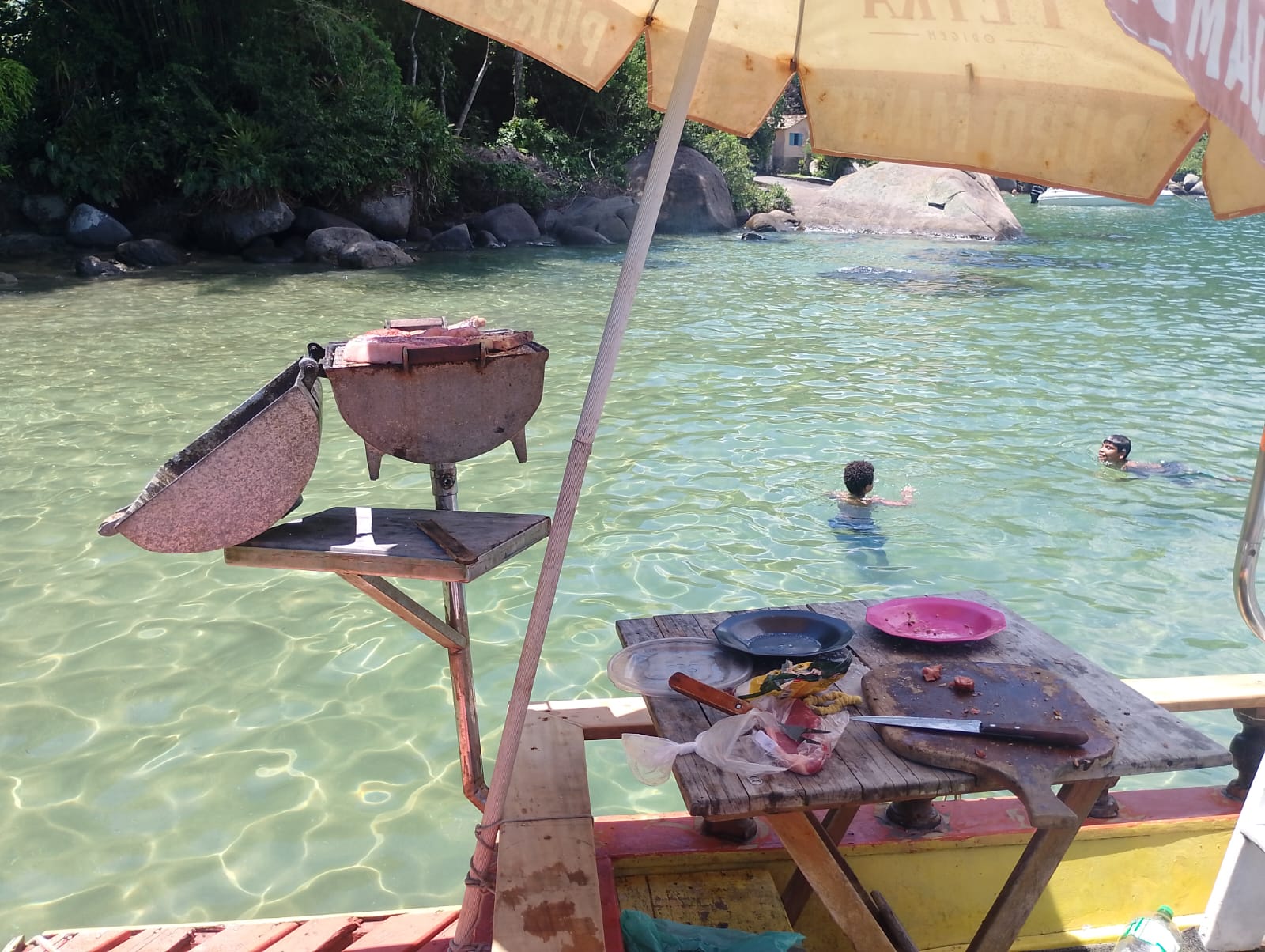 Churrasco preparado no Barco Panorama durante parada em aguas claras