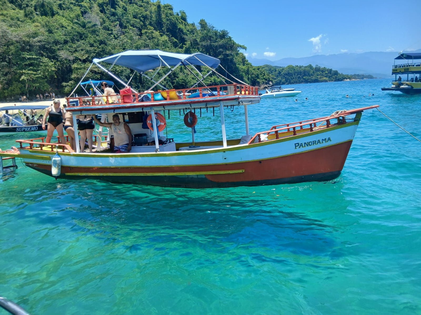 Barco Panorama ancorado em agua azul cristalina em Paraty