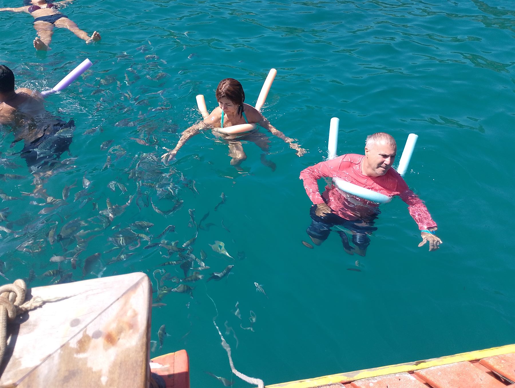Visitantes nadando durante passeio de barco em Paraty